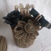 ensemble de fleurs en papier et carton recyclé piquées dans un pot