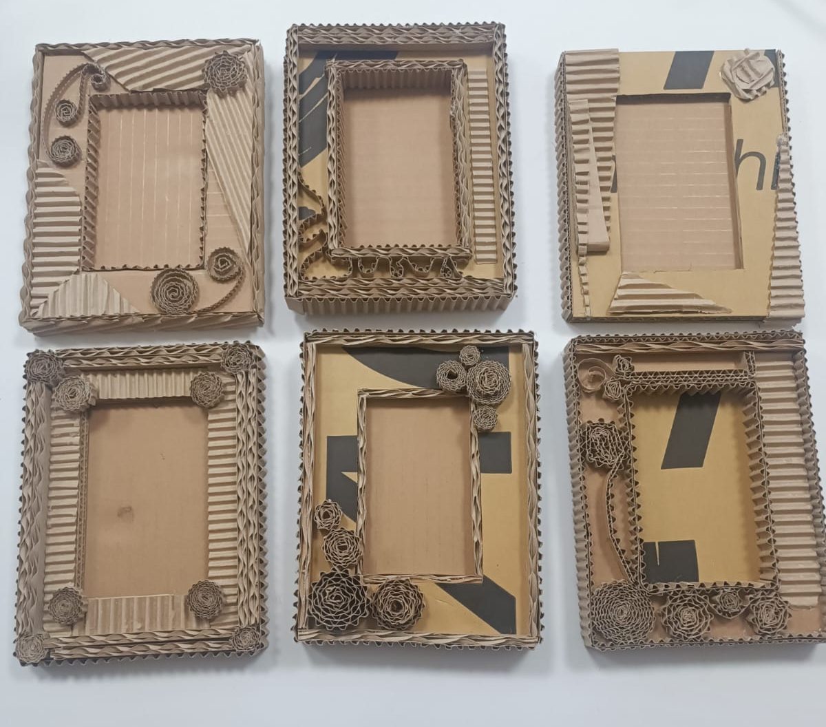 6 creations de cadres en carton recyclé