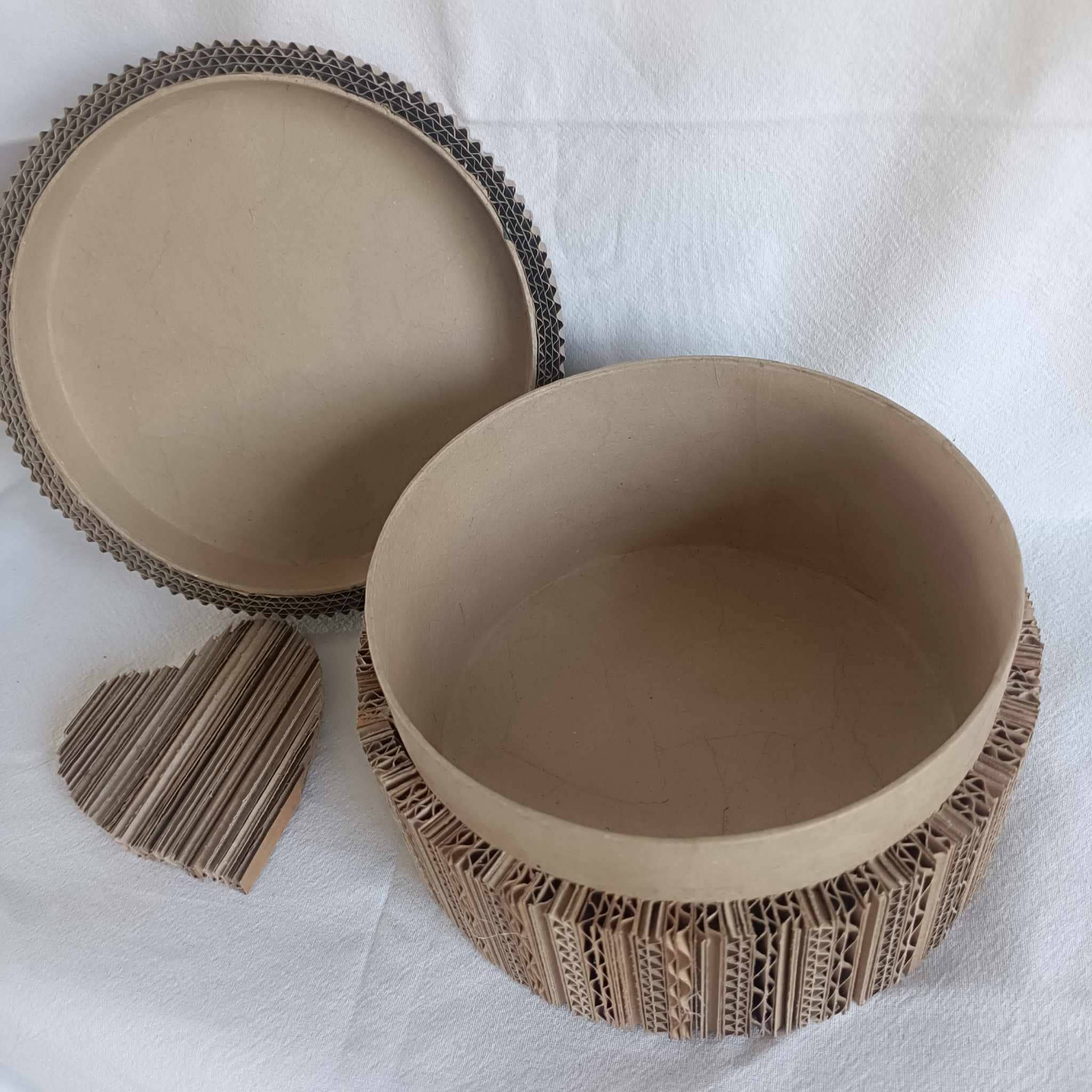 boîte en carton ronde ouverte pour rangement de petits objets