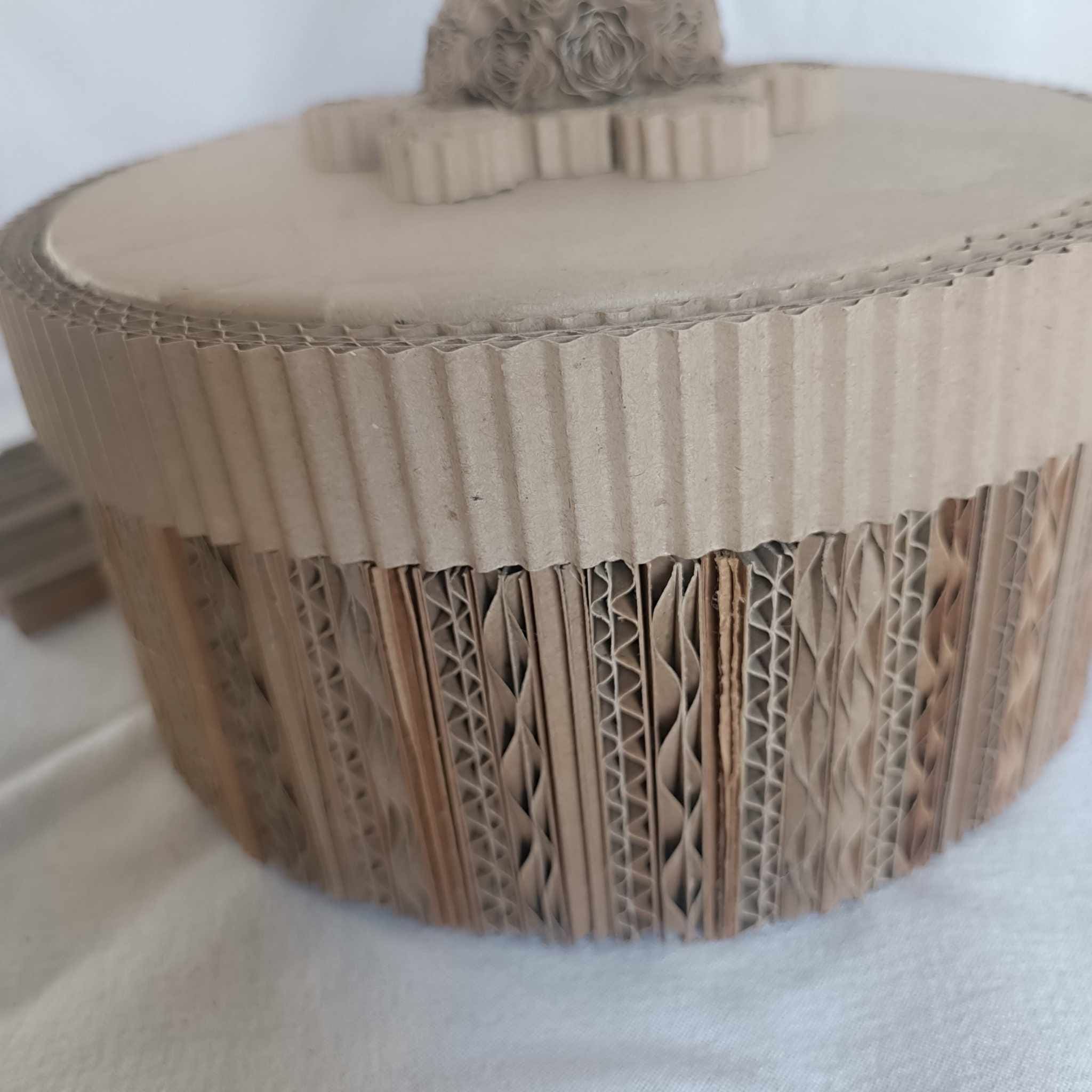 boîte ronde en carton décorée à la main avec finition artisanale