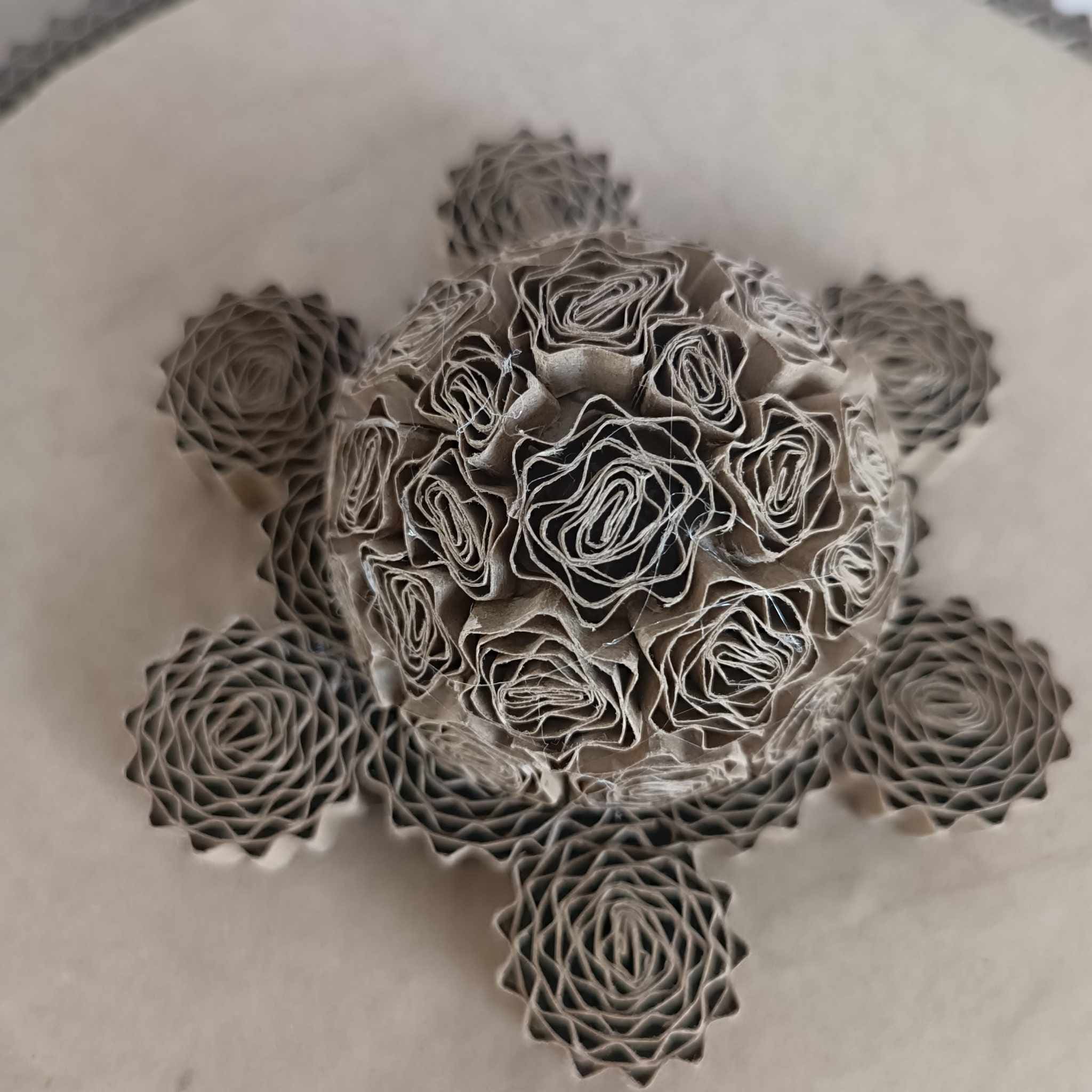 détail du couvercle d’une boîte en carton ronde décorative