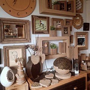 Décorations de Pâques en carton recyclé exposées dans un showroom
