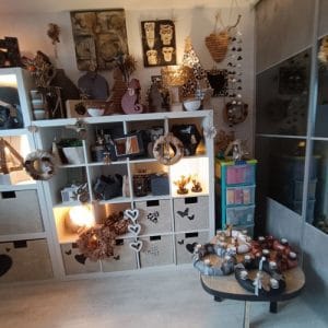 Mobilier de showroom en carton recyclé décoré pour Noël