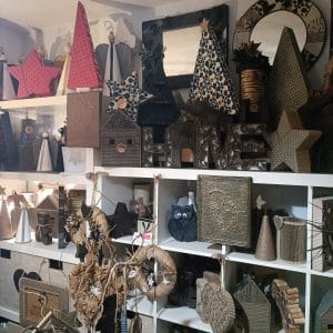 Sapin de Noël décoratif en carton recyclé exposé dans un showroom