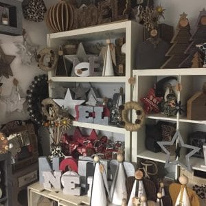 Showroom de décorations de Noël fabriquées en carton recyclé