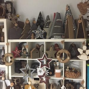 Vitrine de Noël avec créations artisanales en carton recyclé