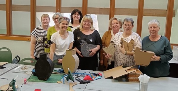 groupe de participantes a l'atelier de vigy thème de pâques