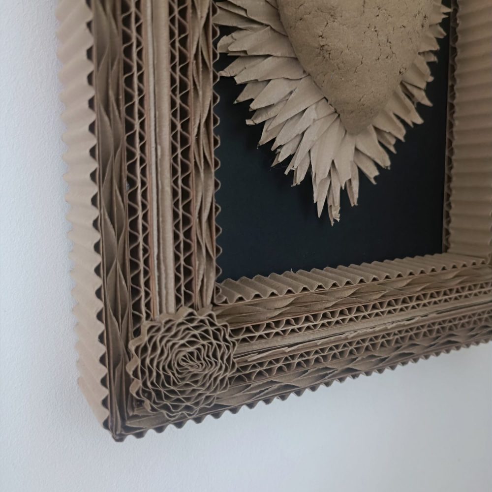 Détail du cadre en carton ondulé artisanal du cœur Ex Voto naturel