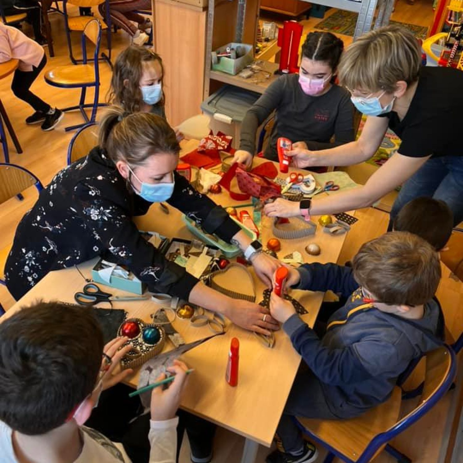 creation de cadres et coeurs en carton recyclé, décoration avec des capsules nespresso, rouleaux de papier